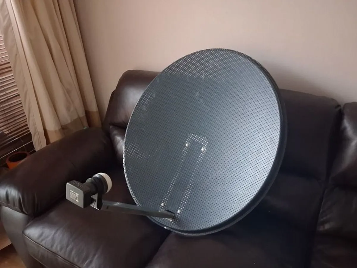 80cm Satellite Dish with Labgear Quad LNB Never Used - Image 1