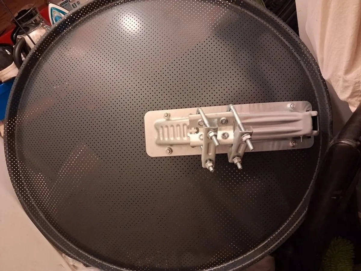 80cm Satellite Dish with Labgear Quad LNB Never Used - Image 3