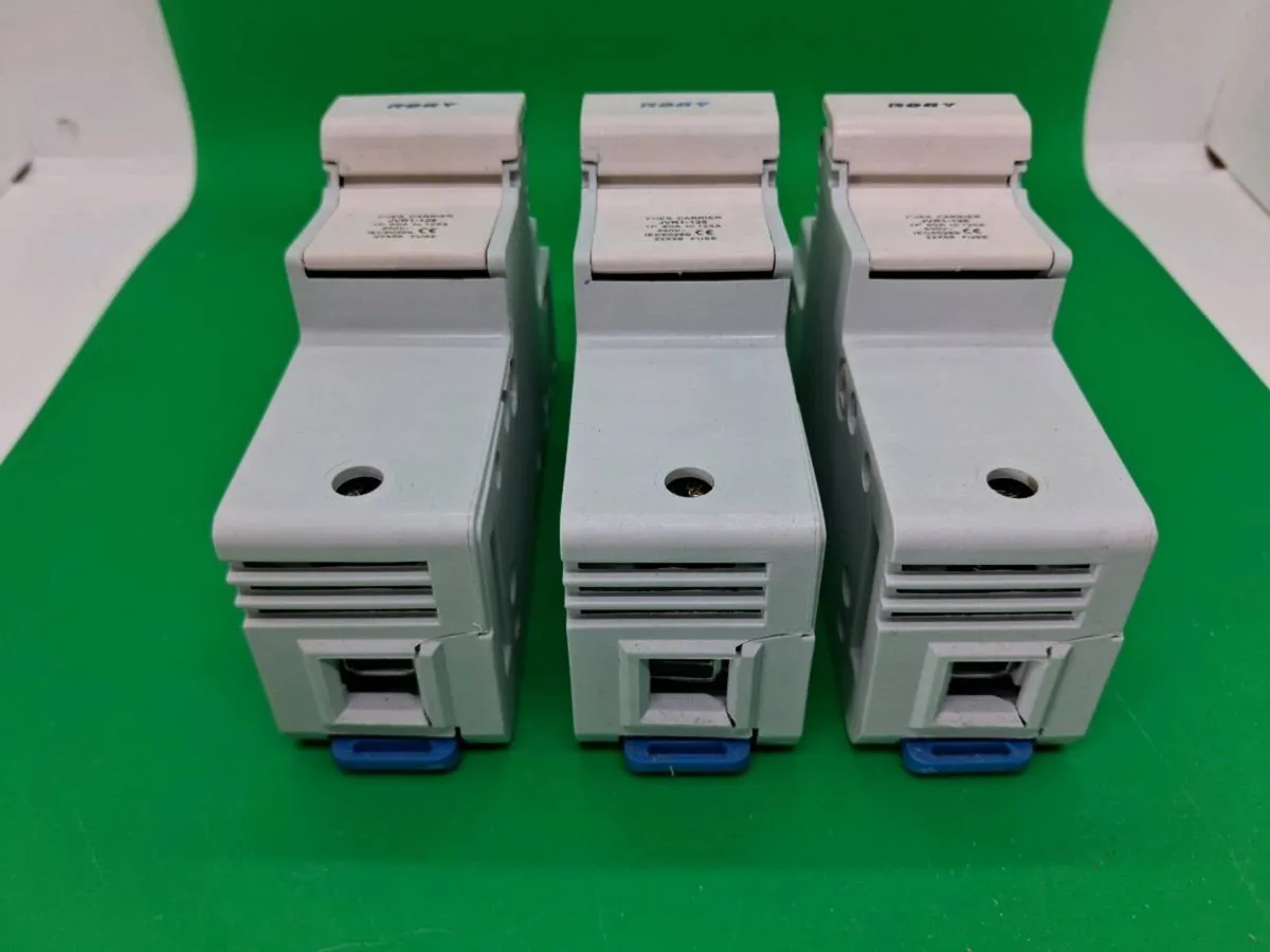 Postage - 3 x 125a Fuse Carriers 690v 22x 58 Fuse - Image 1
