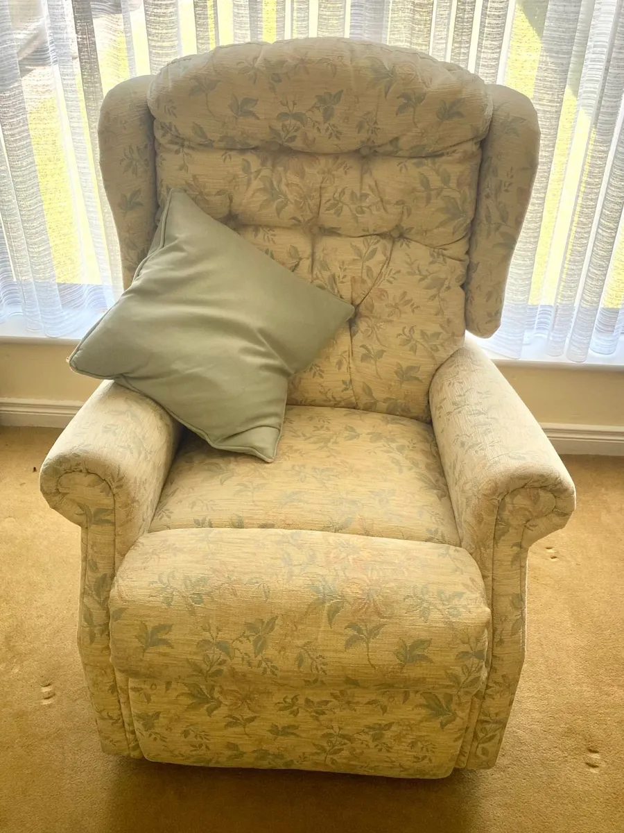 Celebrity brand electrical lift and rise recliner - Image 1