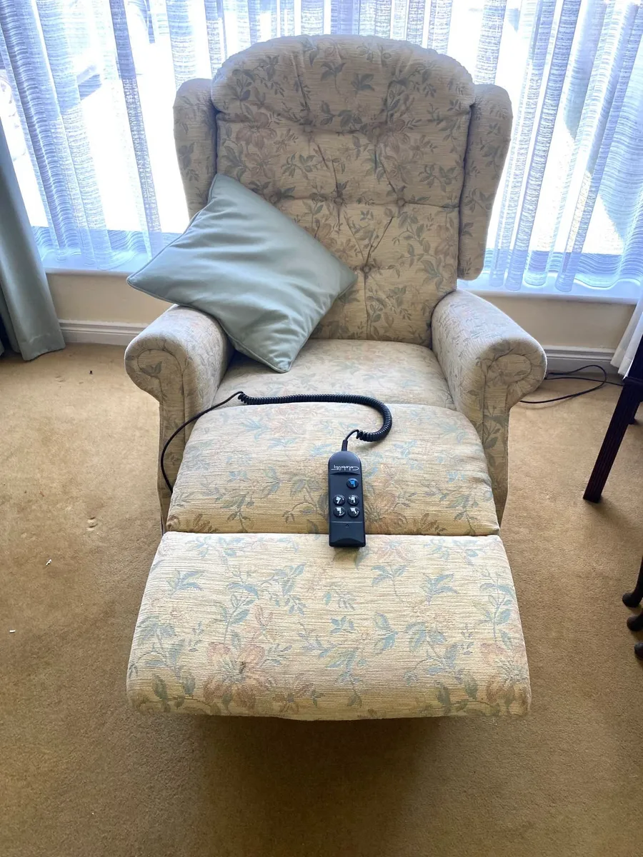 Celebrity brand electrical lift and rise recliner - Image 3