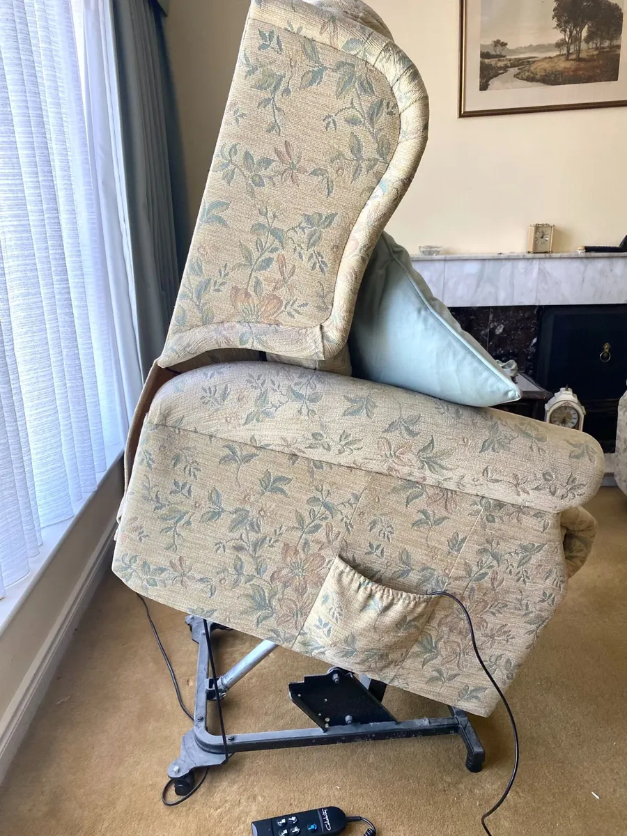 Celebrity brand electrical lift and rise recliner - Image 4