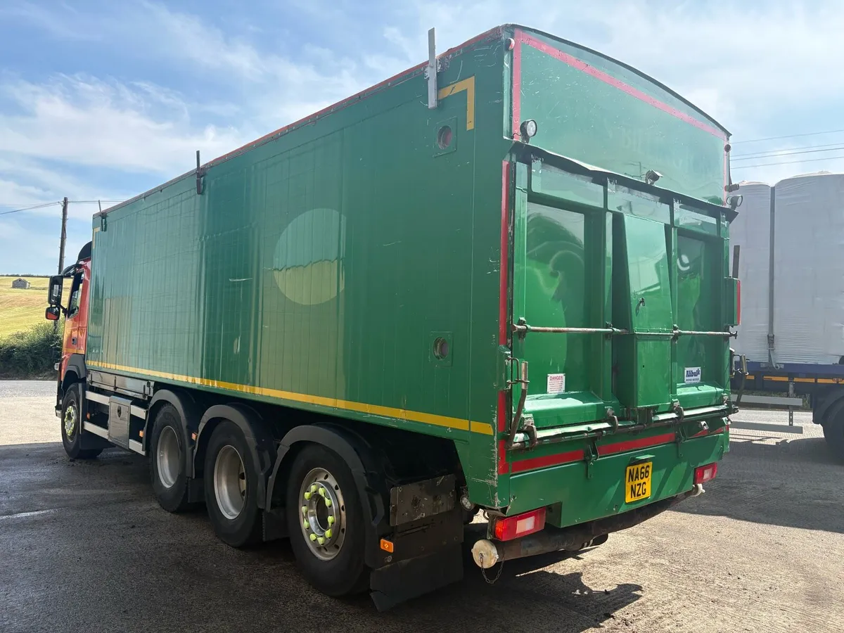 2016 Volvo FM11 410 8x4 Tridem Bulk Blower Tipper - Image 2
