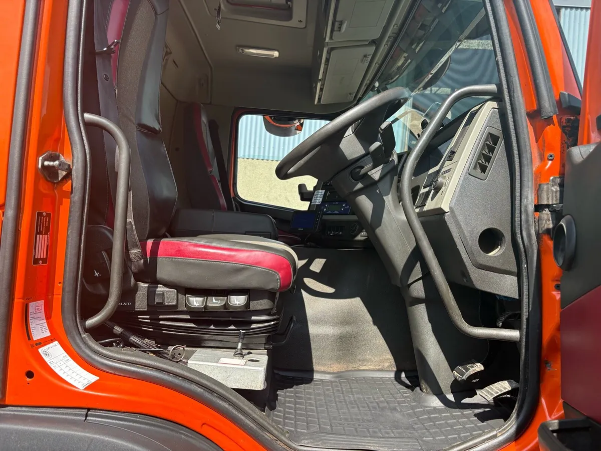 2016 Volvo FM11 410 8x4 Tridem Bulk Blower Tipper - Image 4