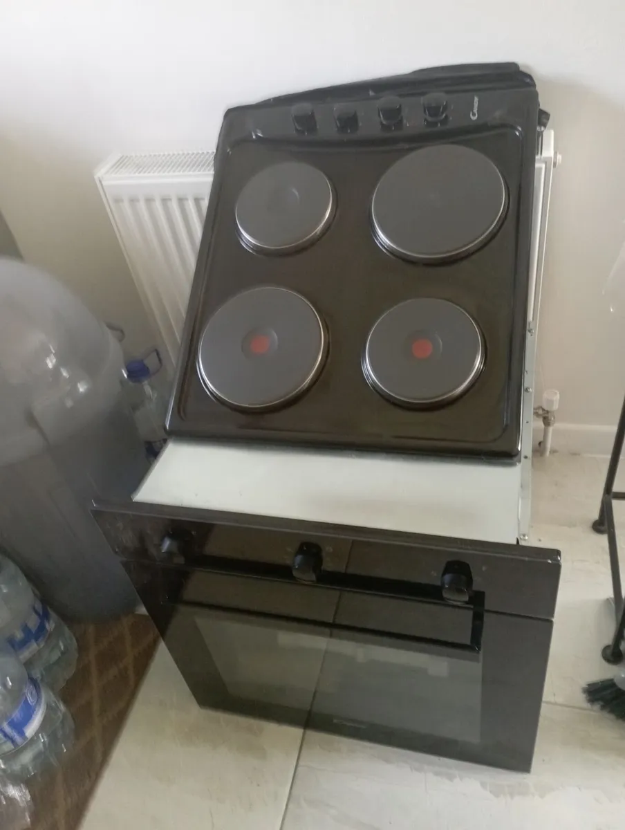Electric cooker and hob - Image 1
