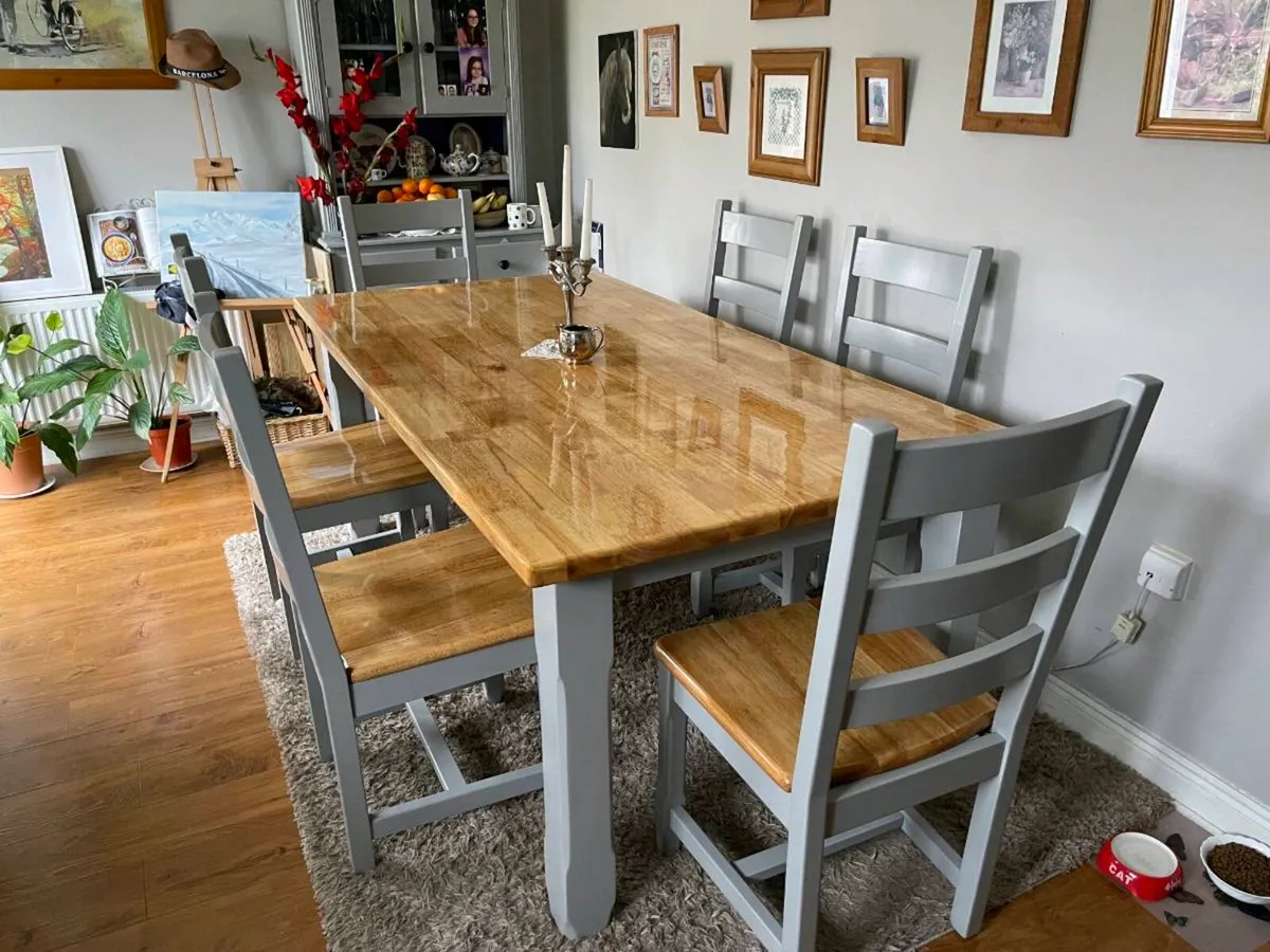 Table and chairs - Image 1