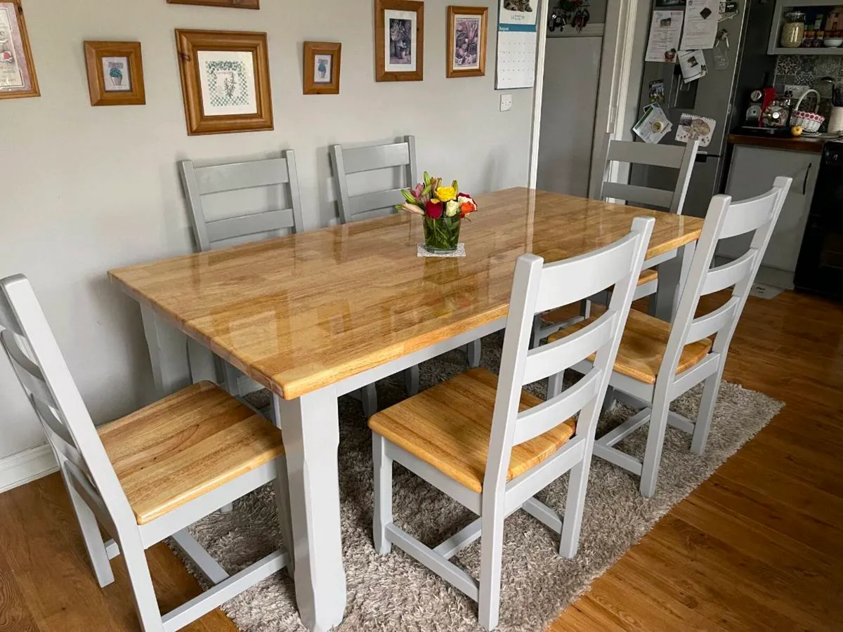 Table and chairs - Image 2