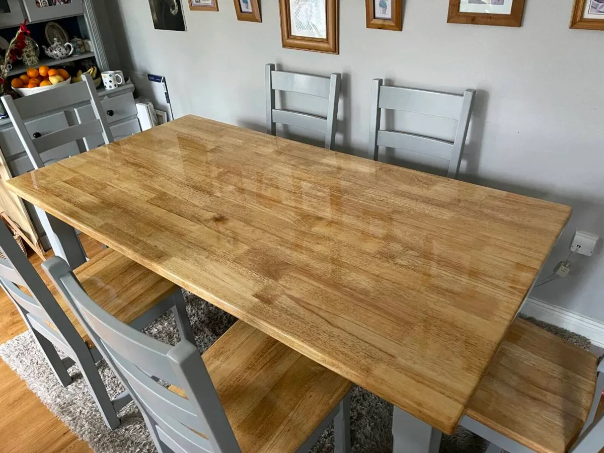 Table and chairs - Image 3