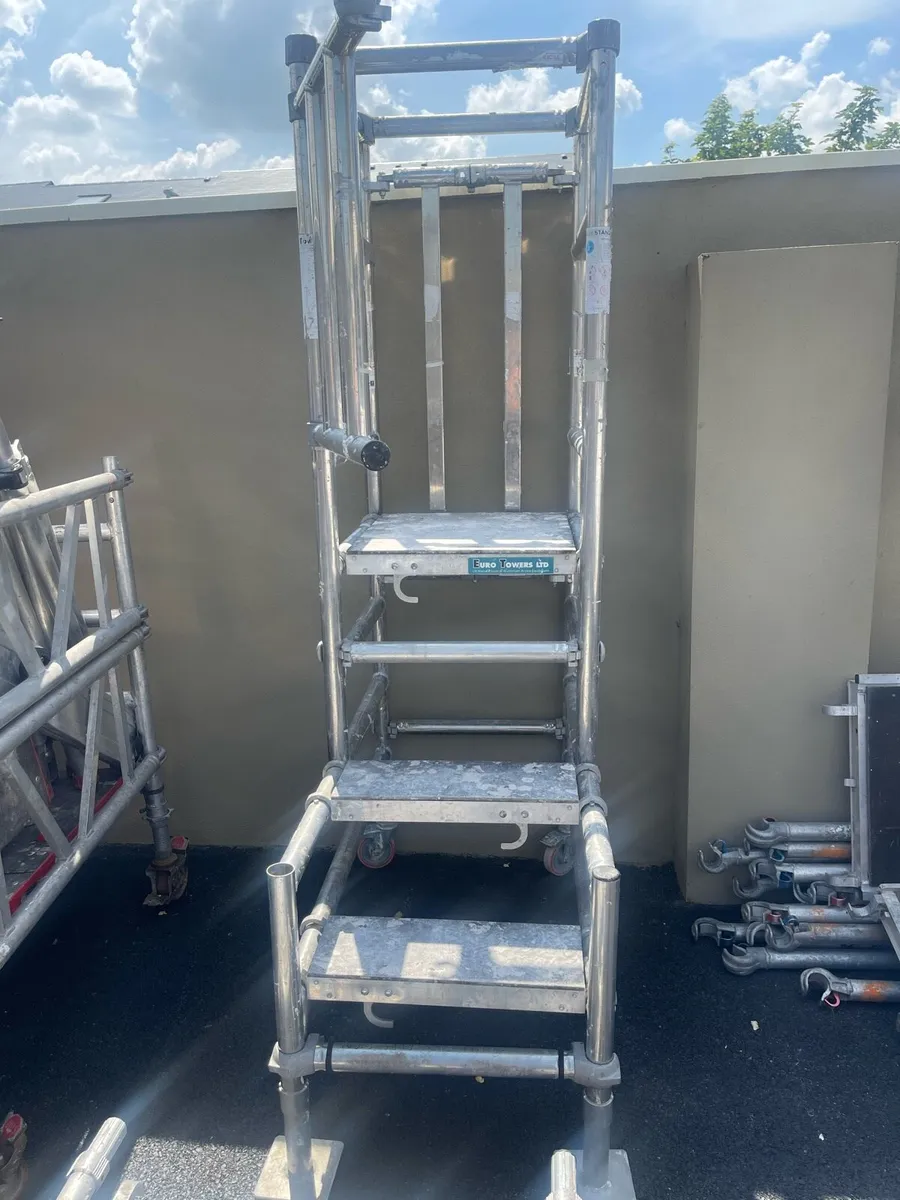 Stepfold podium tower - Image 1