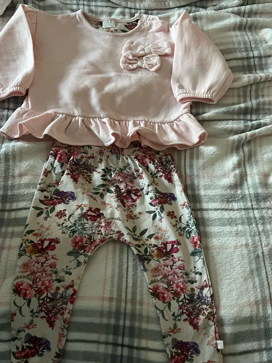 Girls two piece next suit 9/12 mths €5 - Image 3