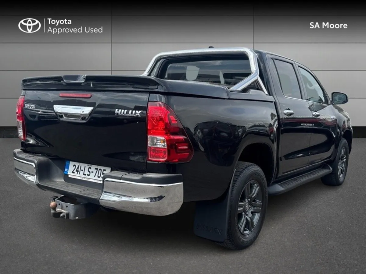 Toyota Hilux 2.8 SR5 D/CAB AUTO - Image 2