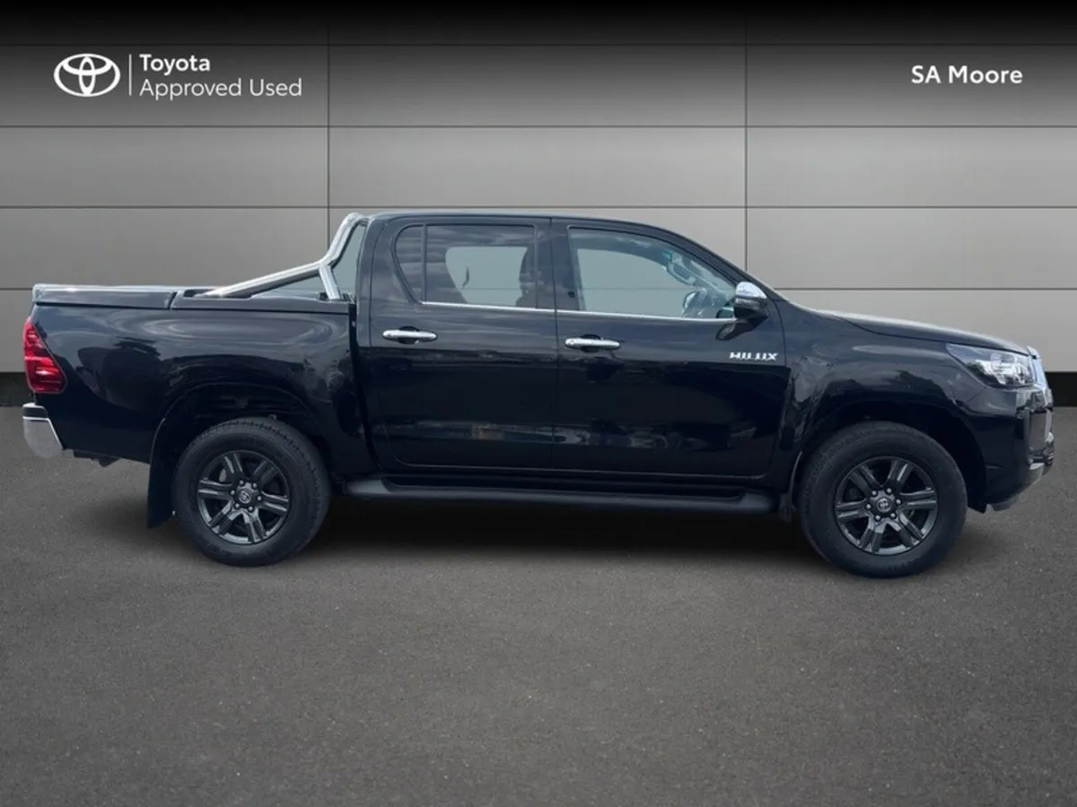 Toyota Hilux 2.8 SR5 D/CAB AUTO - Image 3