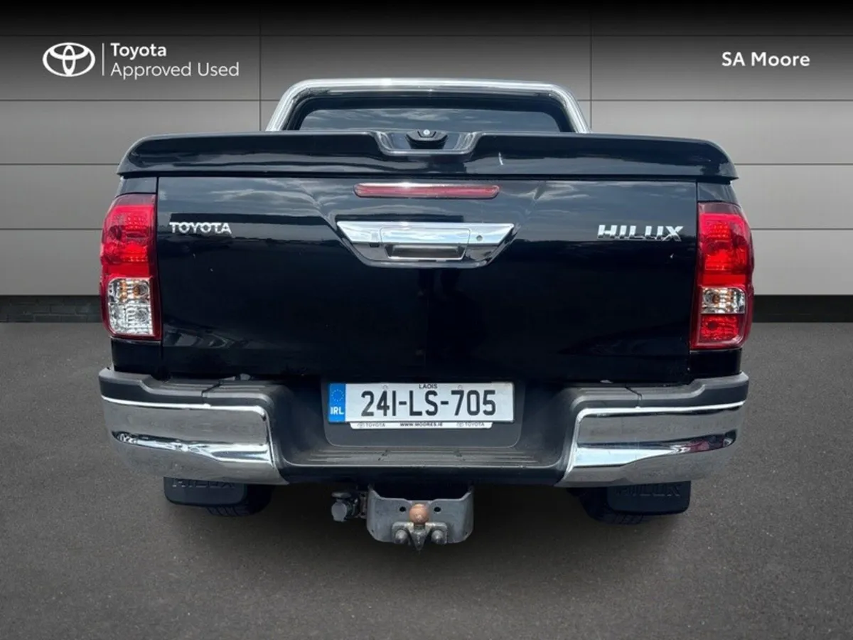 Toyota Hilux 2.8 SR5 D/CAB AUTO - Image 4