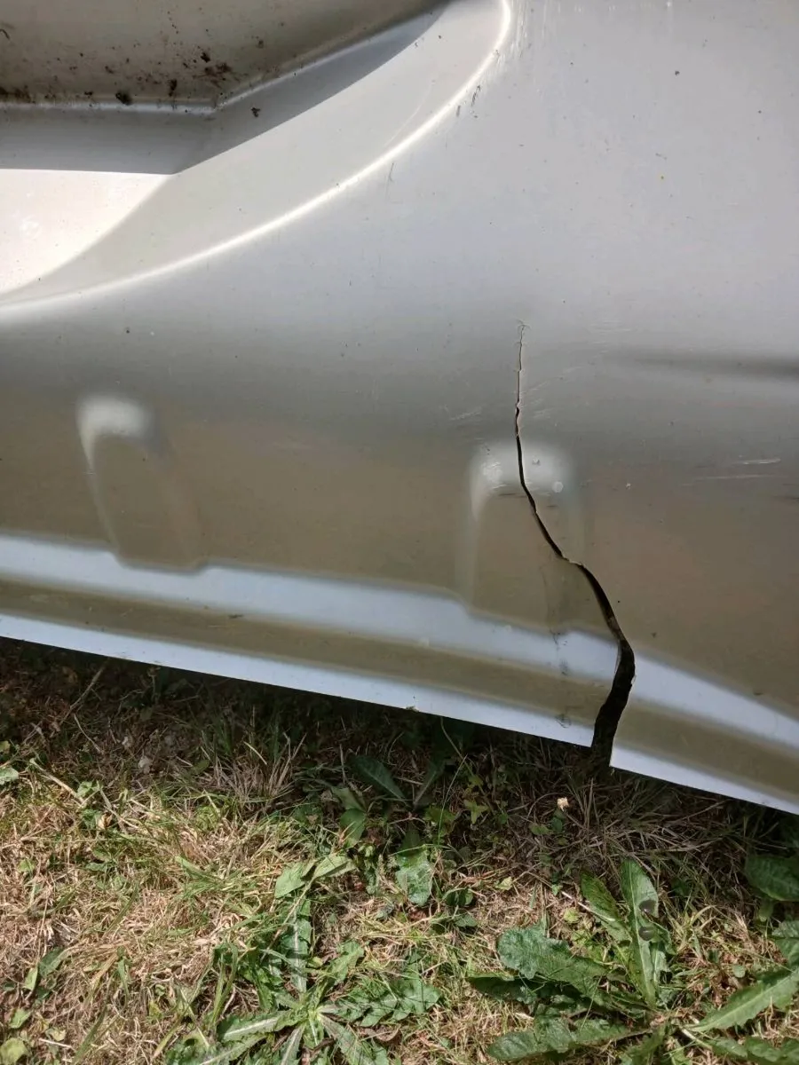 Rear bumper of campervan - Image 3
