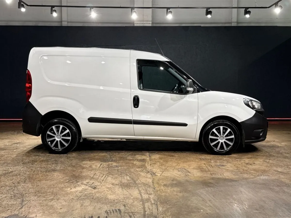 Fiat Doblo 6 SPEED MANUAL 1.6L DIESEL - PRICE IS E - Image 3