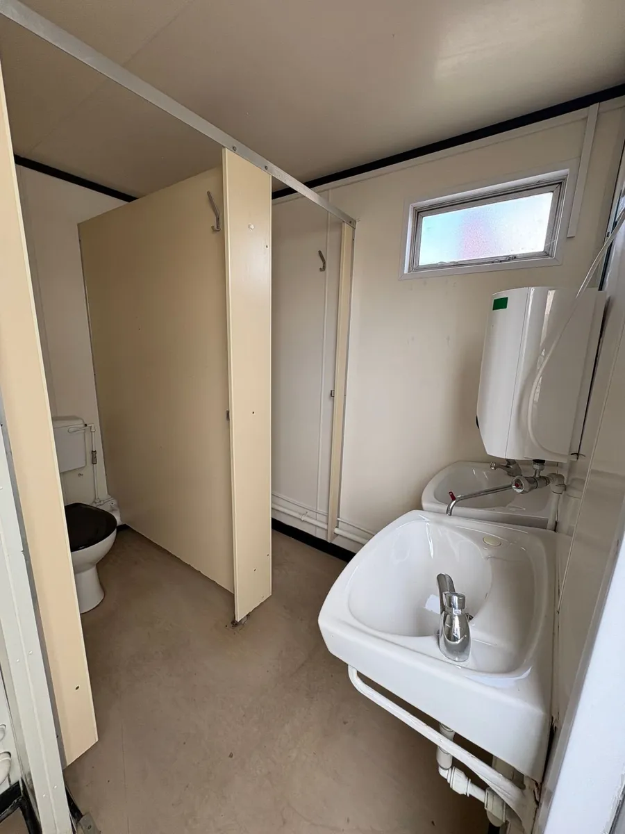 12ft x 10ft (3.6m x 3m) 2+1 Toilet Block - Image 4