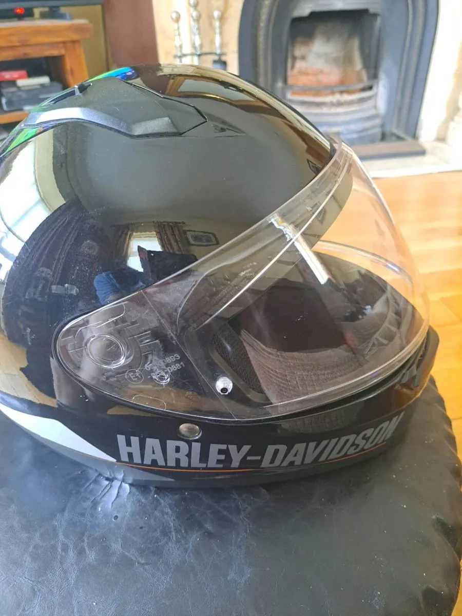Motorcycle helmet - Image 1