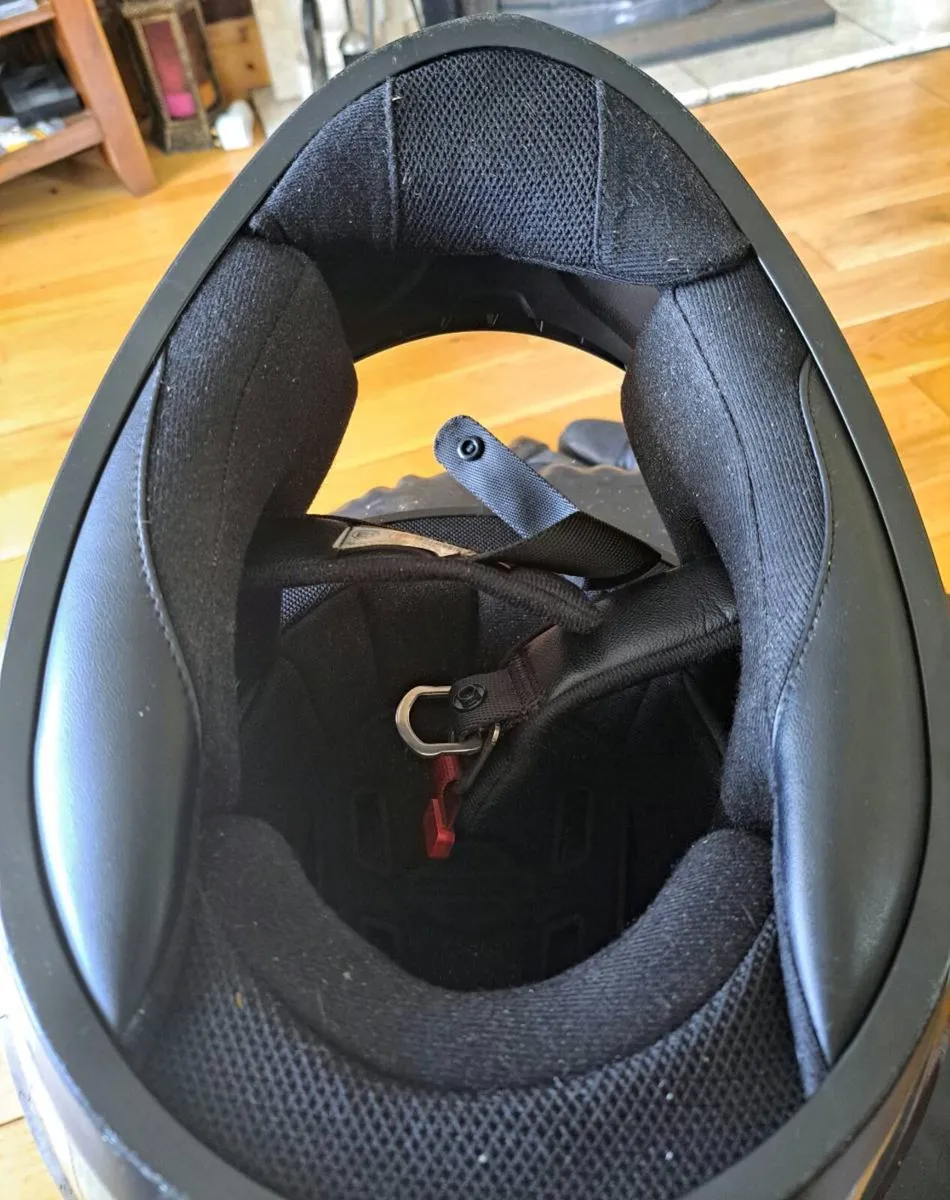 Motorcycle helmet - Image 4