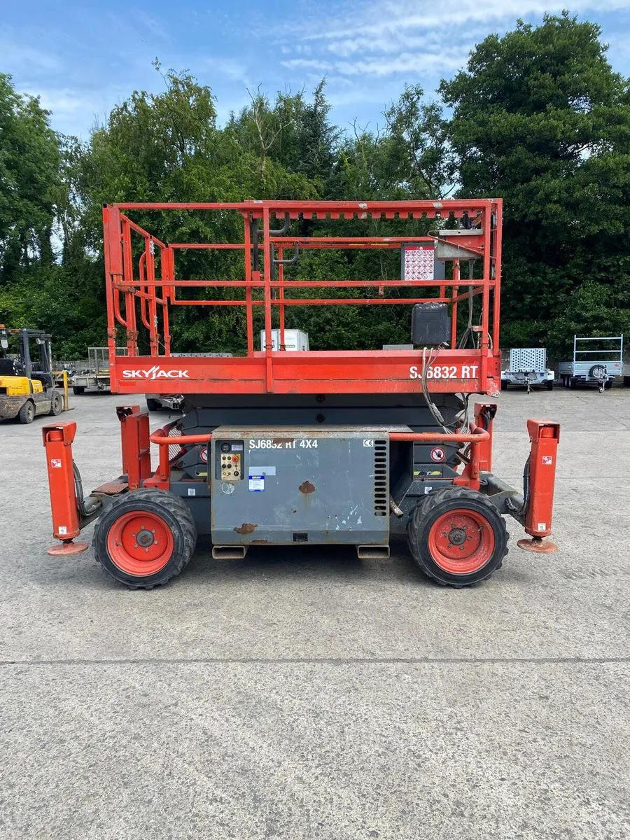 2016 SKYJACK SJ6832RT 38FT DIESEL SCISSOR LIFT - Image 1