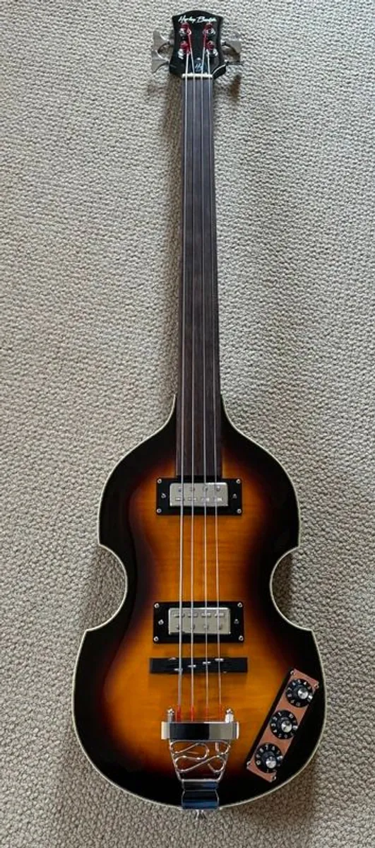 Harley Benton fretless violin bass - Image 1