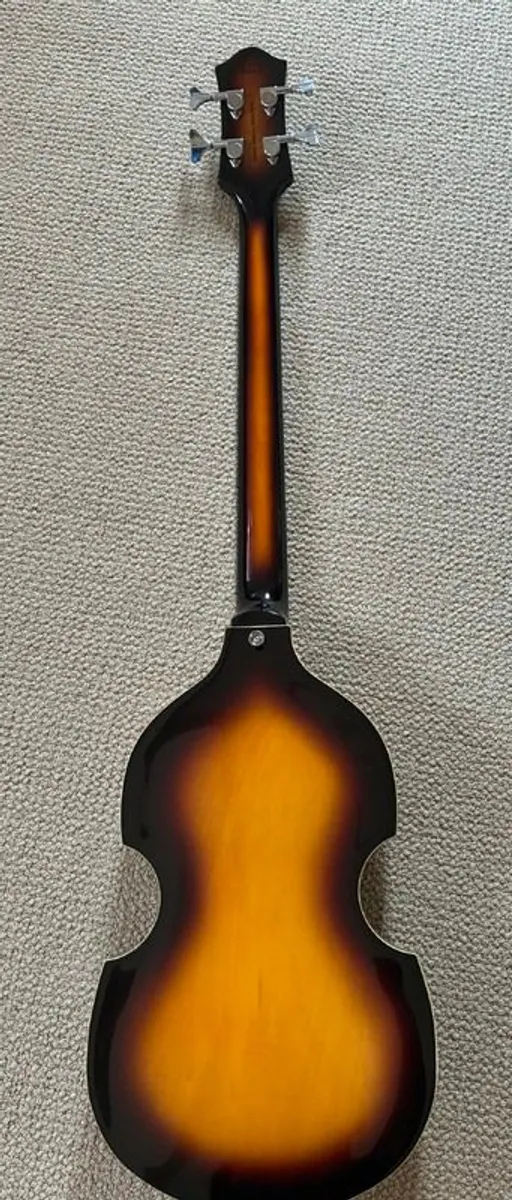 Harley Benton fretless violin bass - Image 2