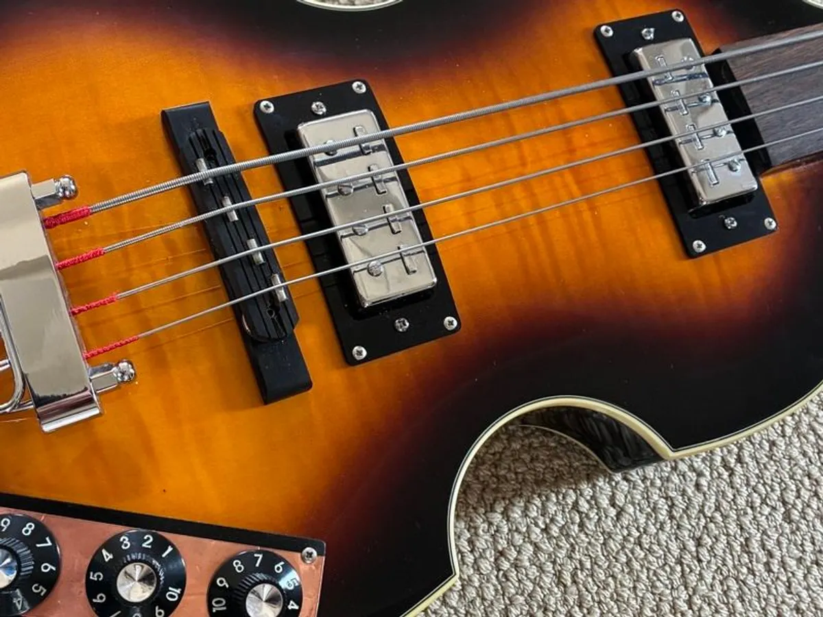 Harley Benton fretless violin bass - Image 3