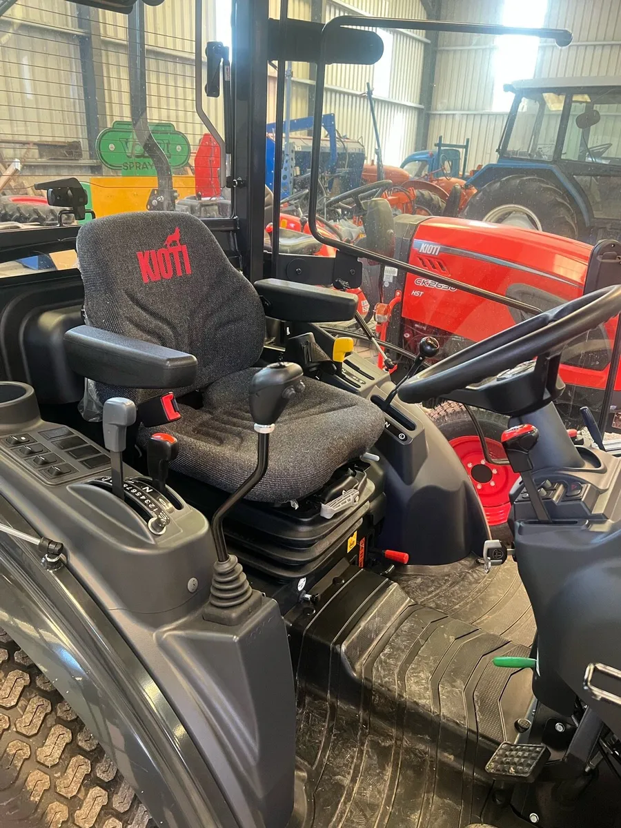 KIOTI CX2510 COMPACT TRACTOR C/W LOADER - Image 4