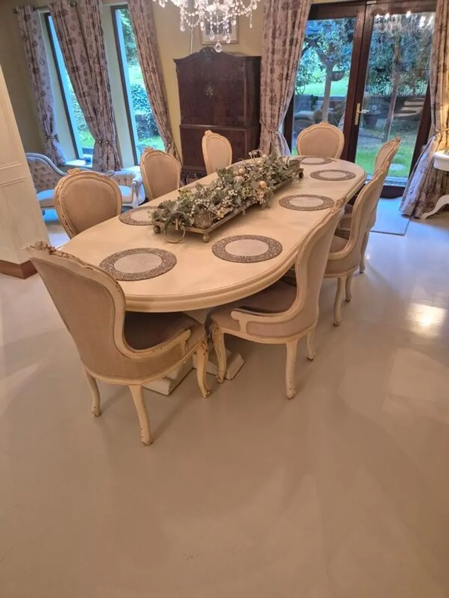 Dining table and 8 chairs - Image 1