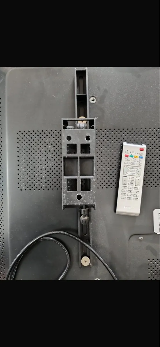 Phillips 50 inch plasma tv + wall mounts + remote - Image 3