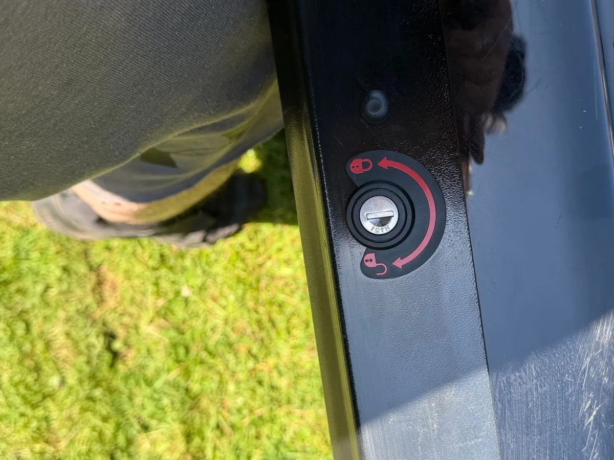 Genuine Volvo Roof Box + Original Volvo Roof Bars - Image 4