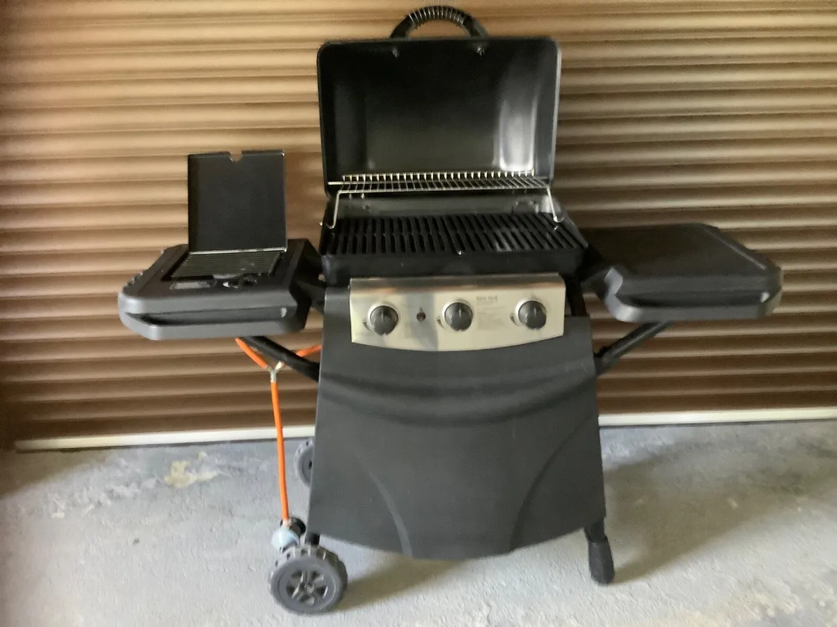 BBQ  B&Q New York 3 burner Gas BBQ - Image 1