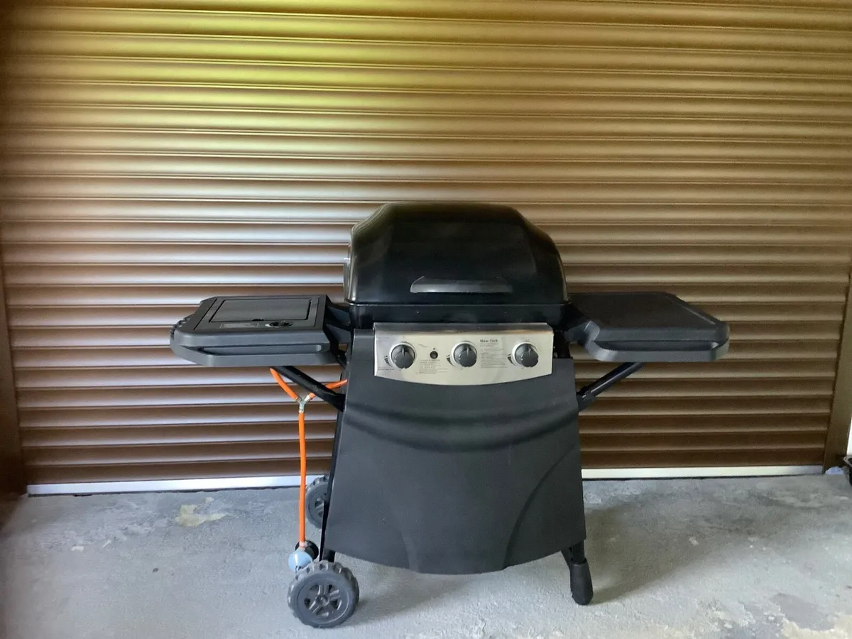 BBQ  B&Q New York 3 burner Gas BBQ - Image 3