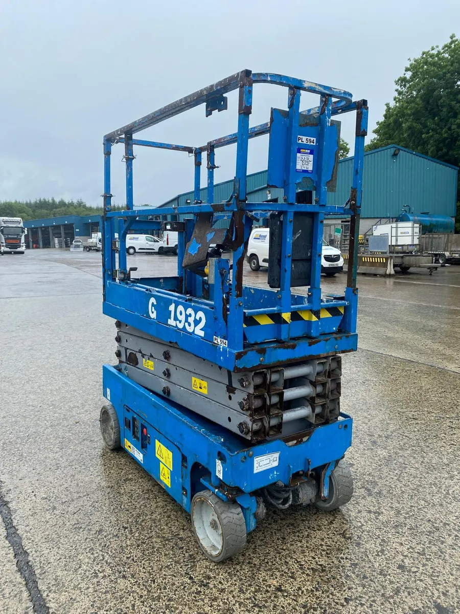 2017 GENIE GS1932 25FT NARROW ELECTRIC SCISSOR - Image 1