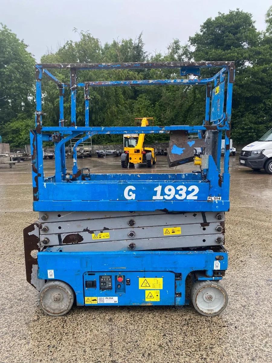 2017 GENIE GS1932 25FT NARROW ELECTRIC SCISSOR - Image 2
