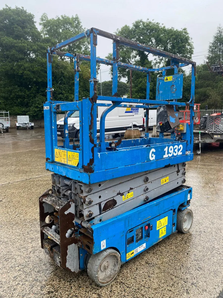 2017 GENIE GS1932 25FT NARROW ELECTRIC SCISSOR - Image 3