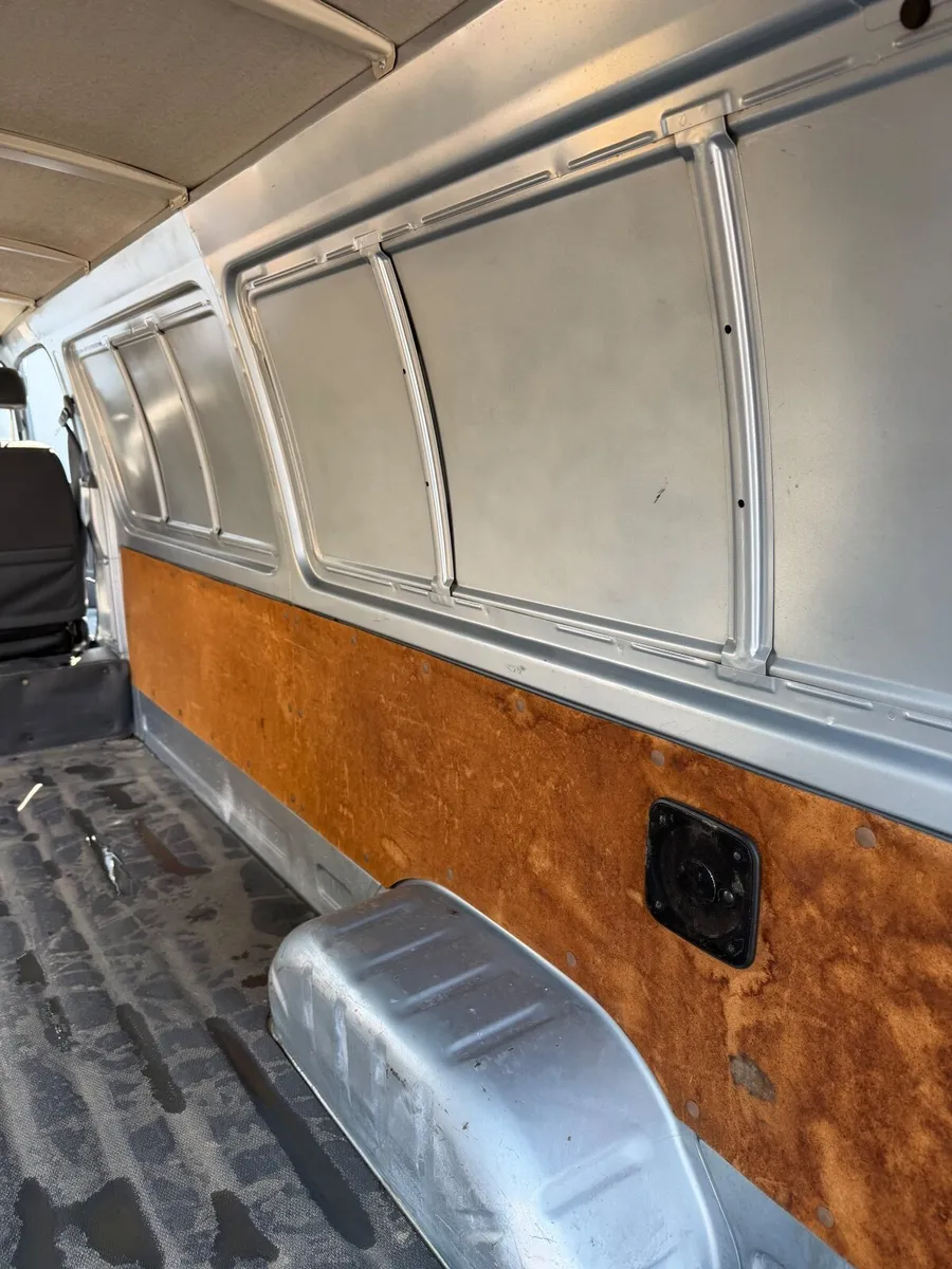 Toyota HiAce 1993 - Image 2