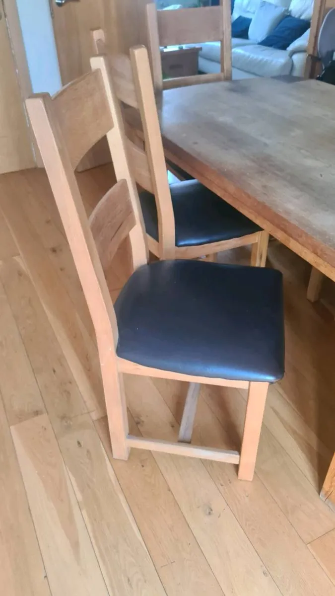 Dining table and 6 chairs - Image 1