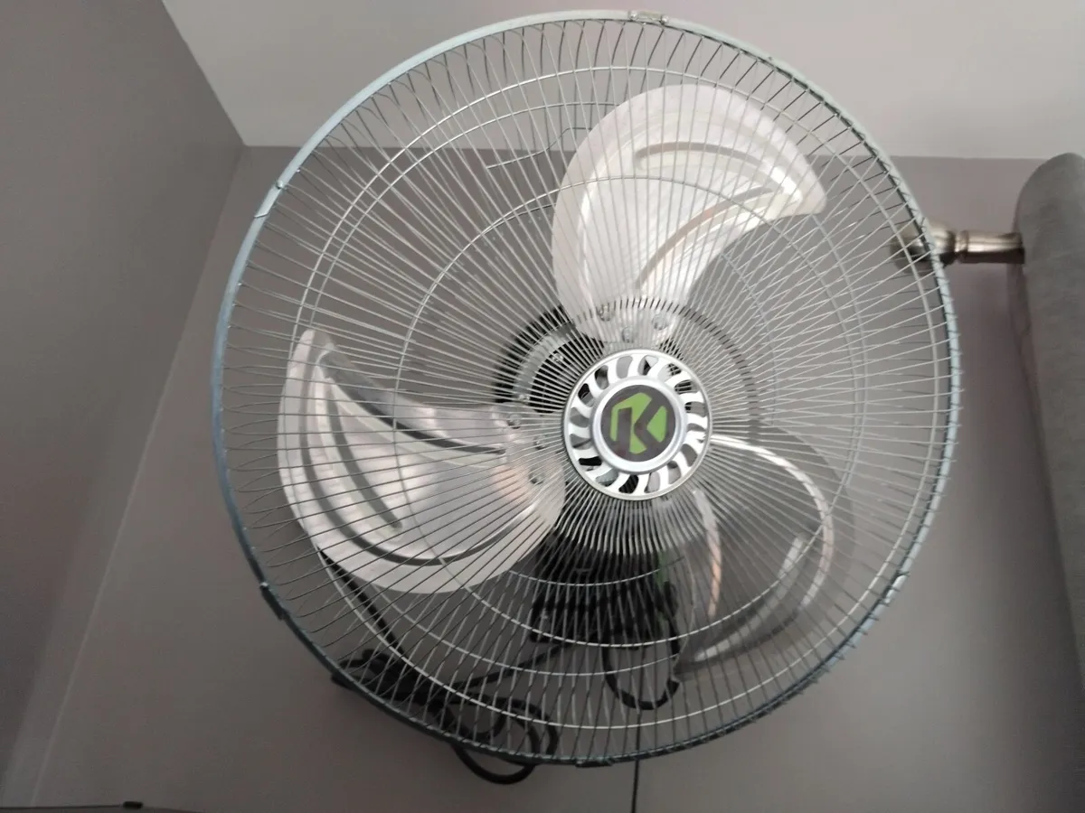 Large 18" Metal Wall Mounted Fan €40 - Image 1
