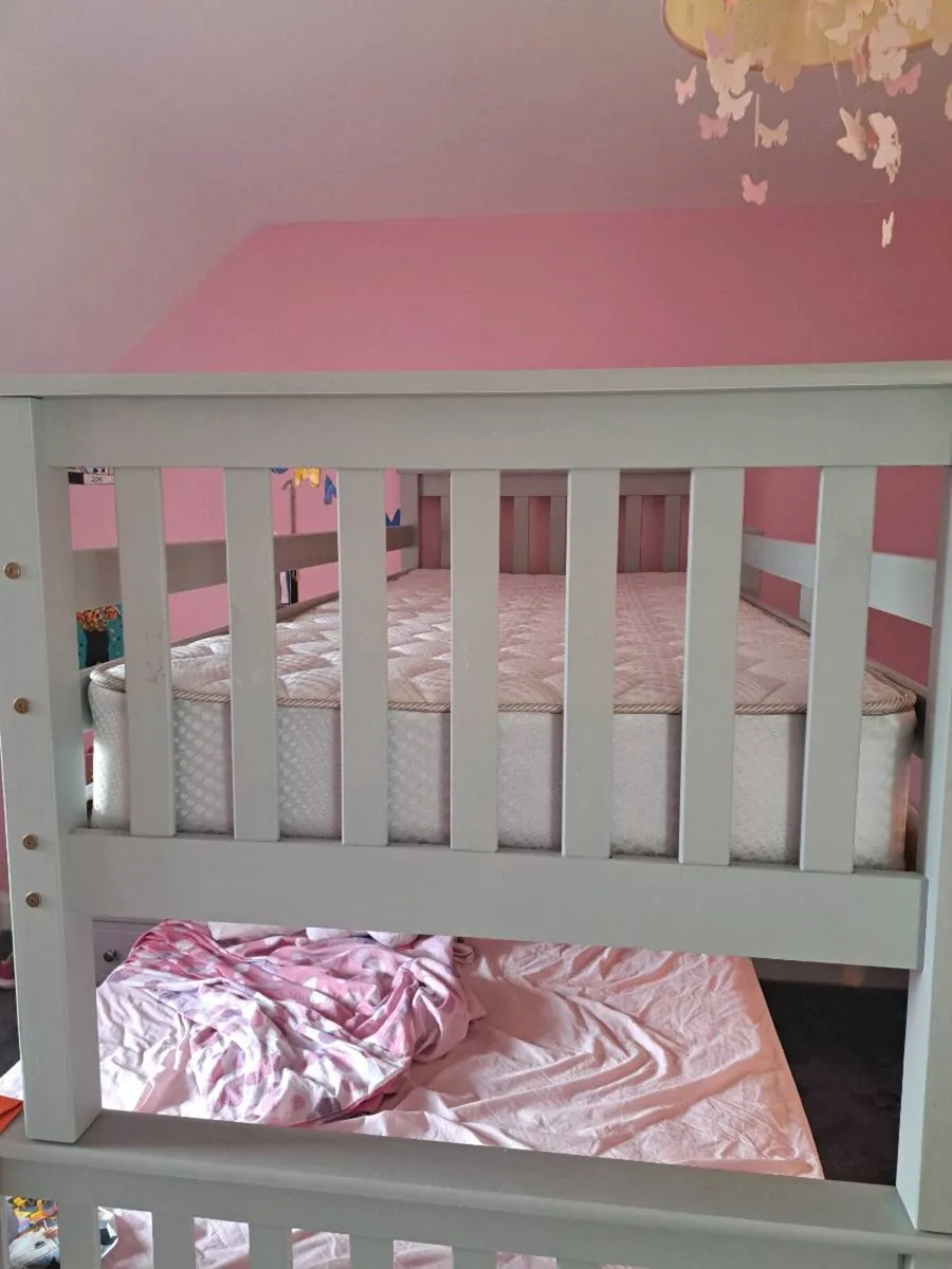 Single bed - Image 1