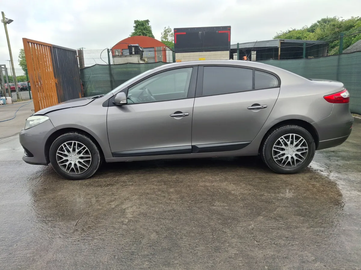 2015 Renault Fluence Automatic.light Damage - Image 2
