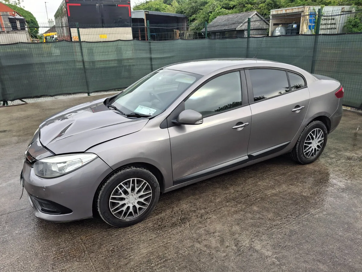 2015 Renault Fluence Automatic.light Damage - Image 1