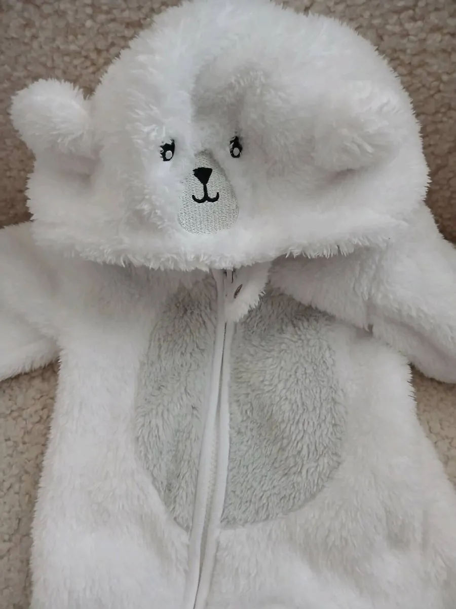 Teddy bear zip baby grow €3 - Image 1