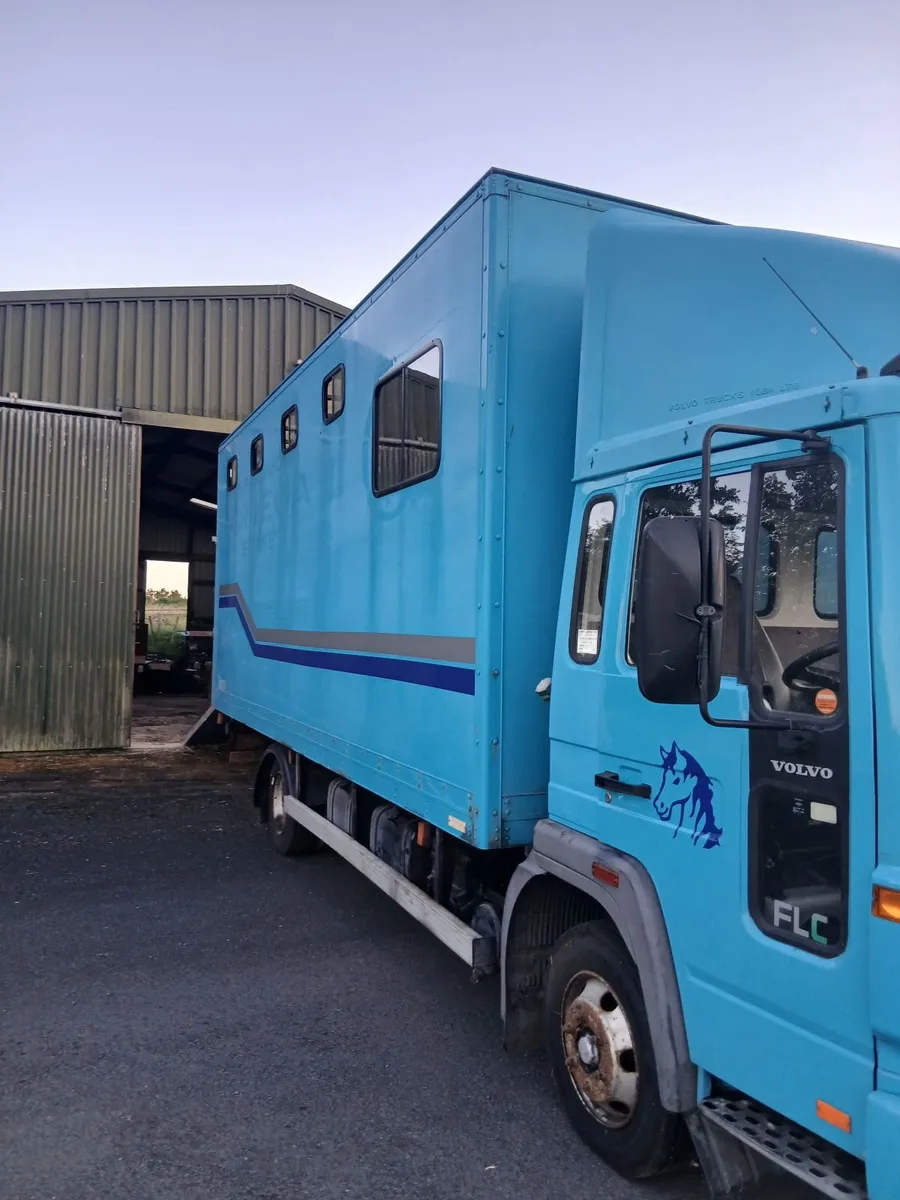 Volvo 5 Bay horse truck - Image 1