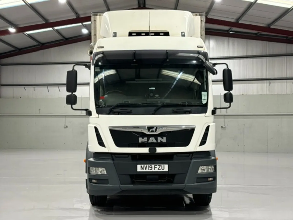 2019 MAN TGM-320 6X2 CURTAINSIDER WITH MOFFETT KIT - Image 2