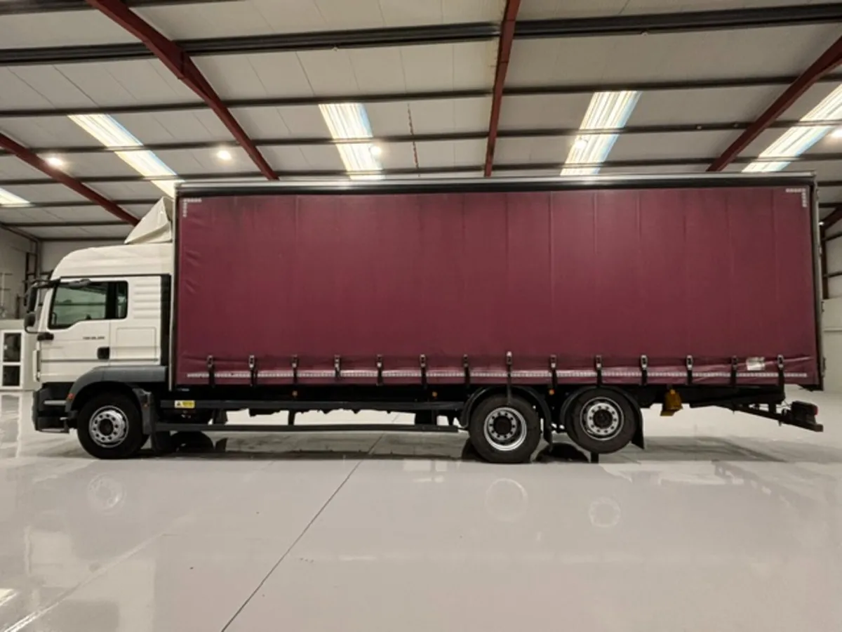 2019 MAN TGM-320 6X2 CURTAINSIDER WITH MOFFETT KIT - Image 4