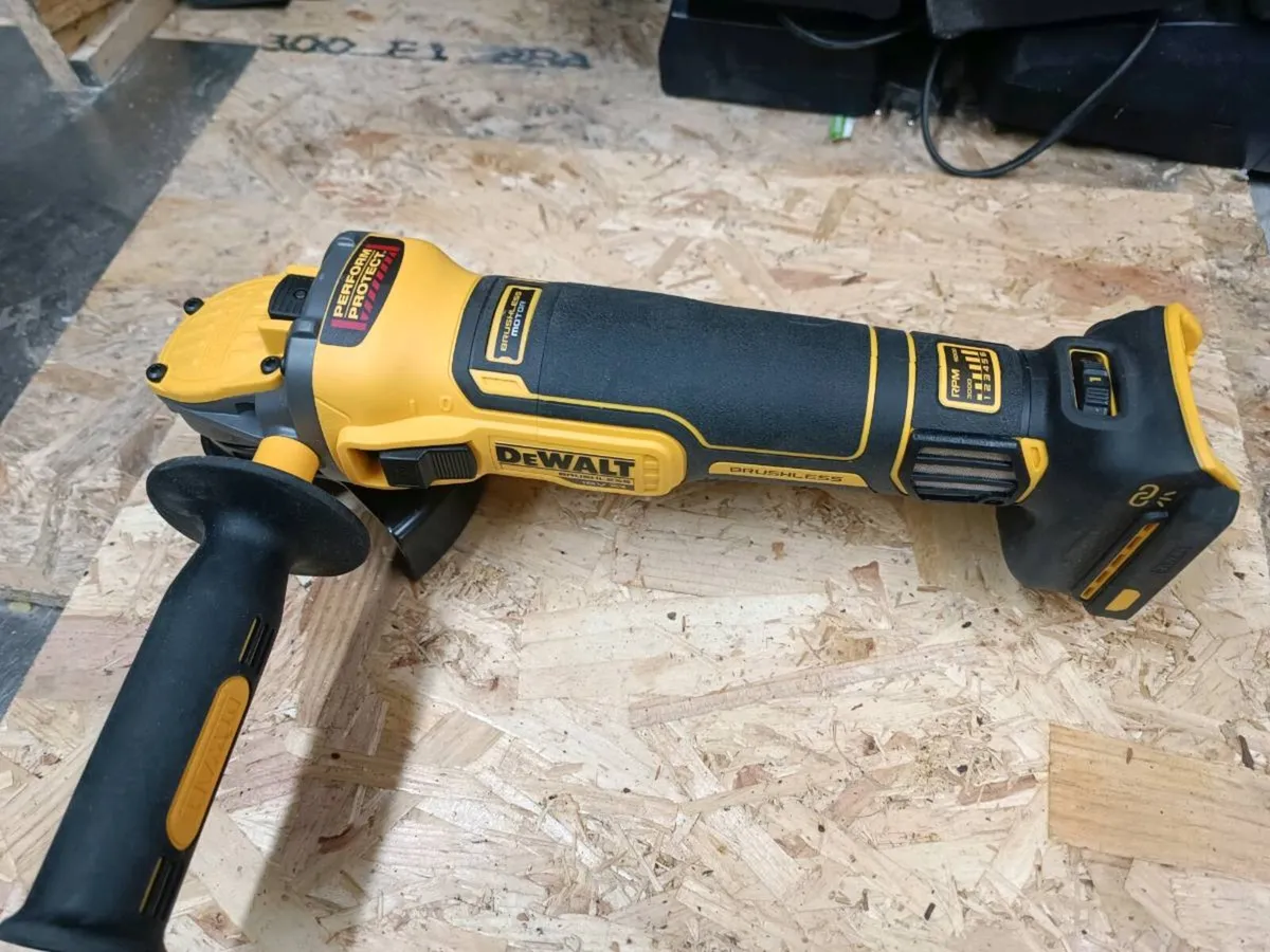 DeWalt dcg 409vs angle grinder . Brand new