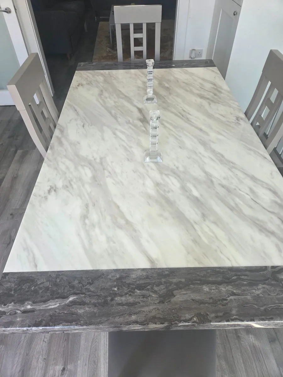 Dining table - Image 1