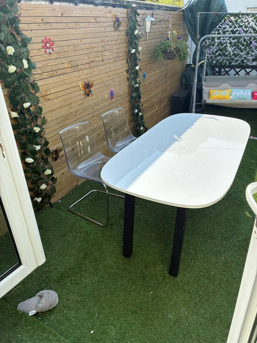 Table and x4 chairs - Image 1