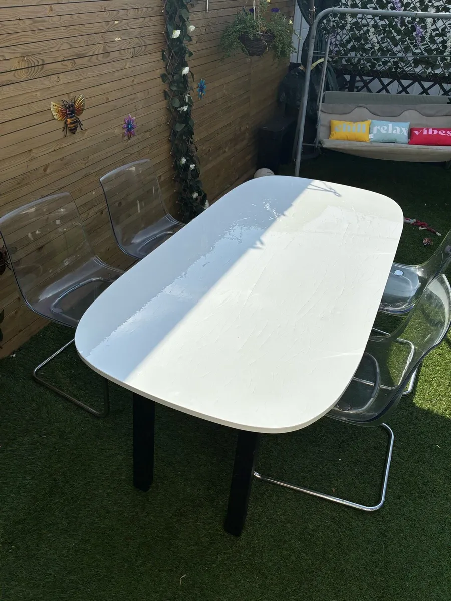Table and x4 chairs - Image 2