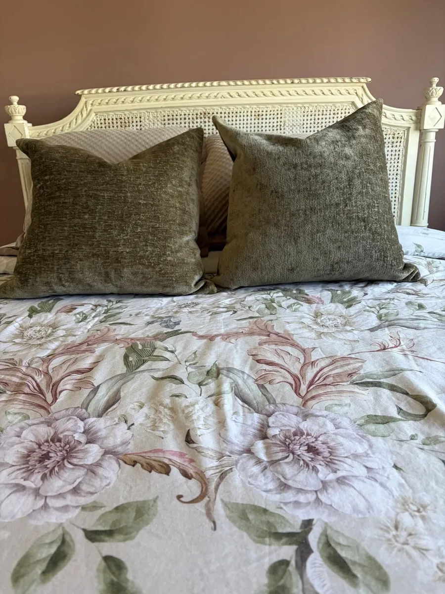 Shabby Chic Bed 5 ft - Image 2